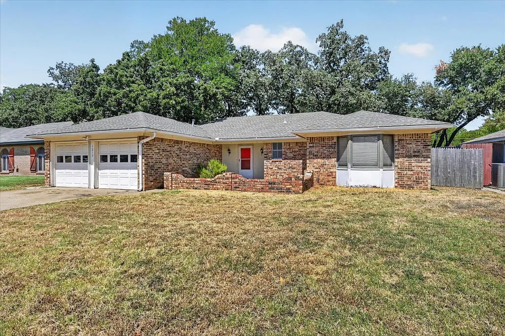 1215 San Marcos Dr — Photo 3