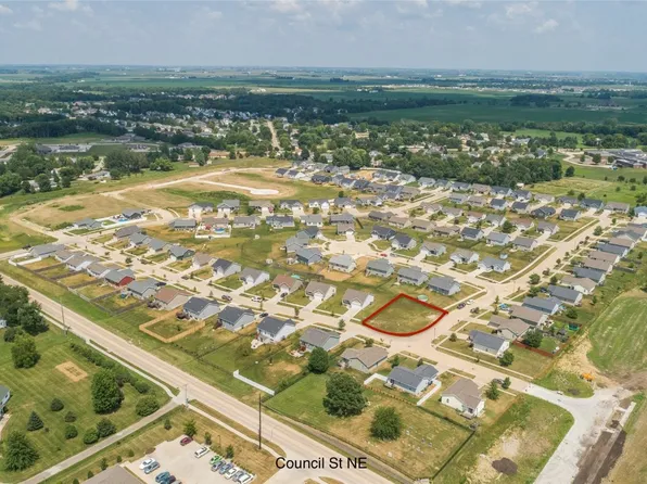 9615 Grand Oaks Dr NE, Cedar Rapids, IA 52402