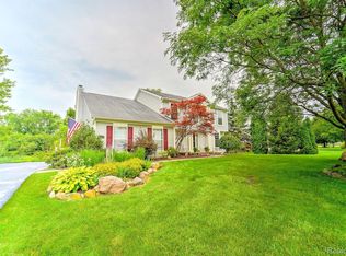 140 Round Tree Dr, Lake Orion, MI
