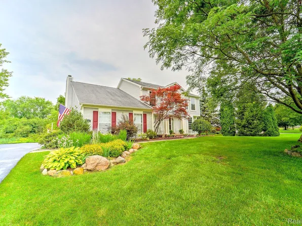 140 Round Tree Dr, Lake Orion, MI 48360