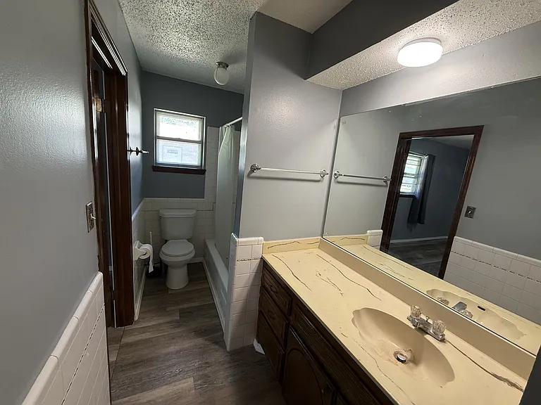 901 N Oak Ave — Photo 7