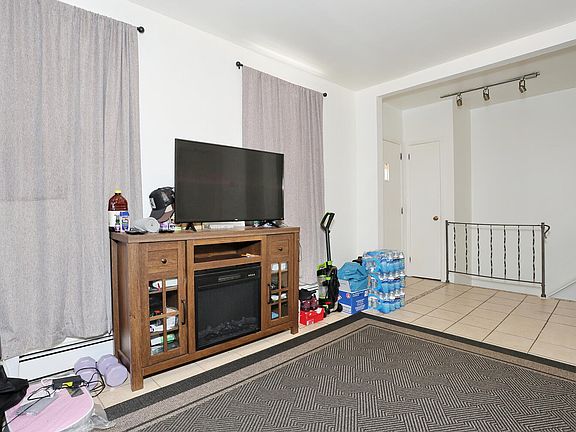 4th image of 61 Malcolm Ave Floor 1