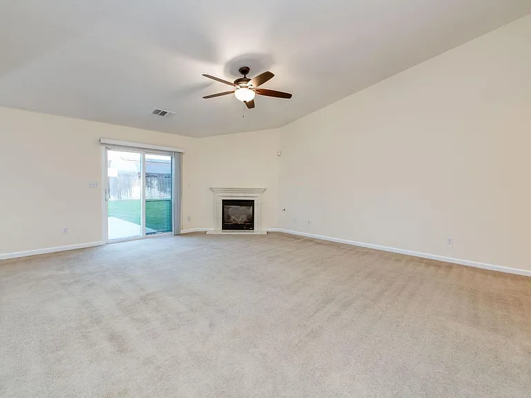 551 S Kona Ave — Photo 4