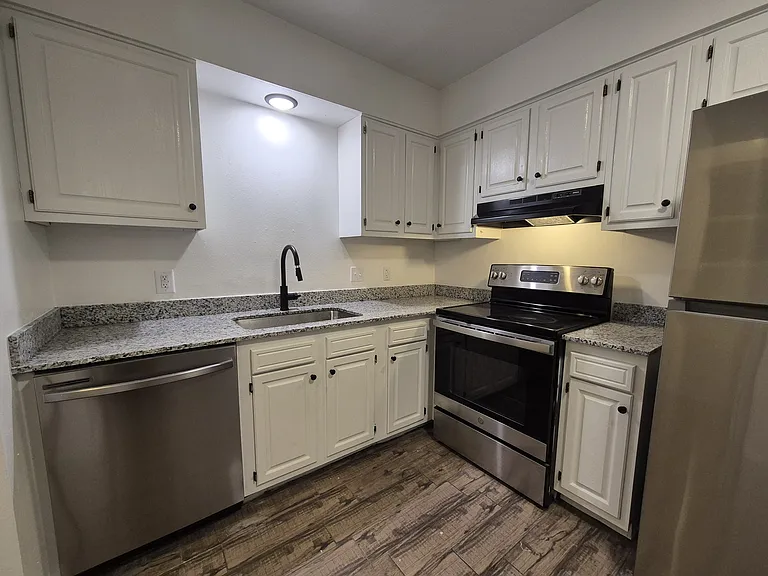 2332 N Raven Ln — Photo 1