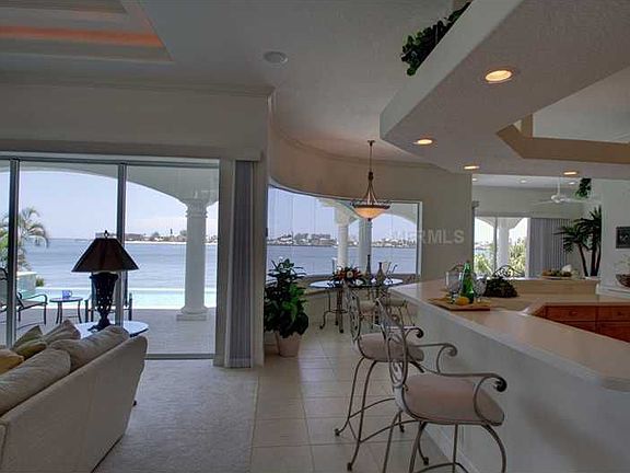3rd image of 686 Columbus Dr