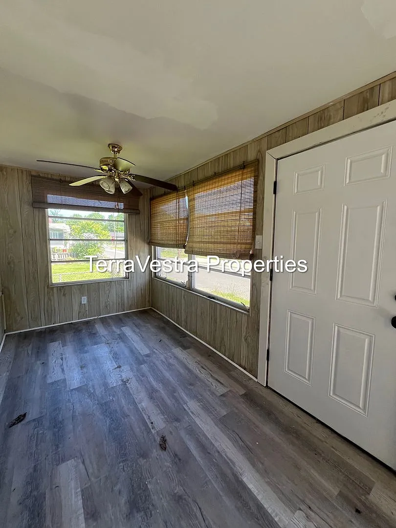 138 Denny Ave — Photo 3