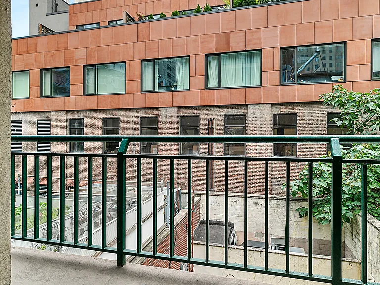 325 W 51st St #2C — Photo 4