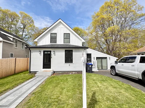 52 High St, Hudson, MA 01749