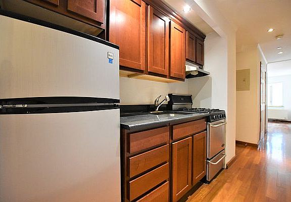 3rd image of 209 W 20th St APT 2