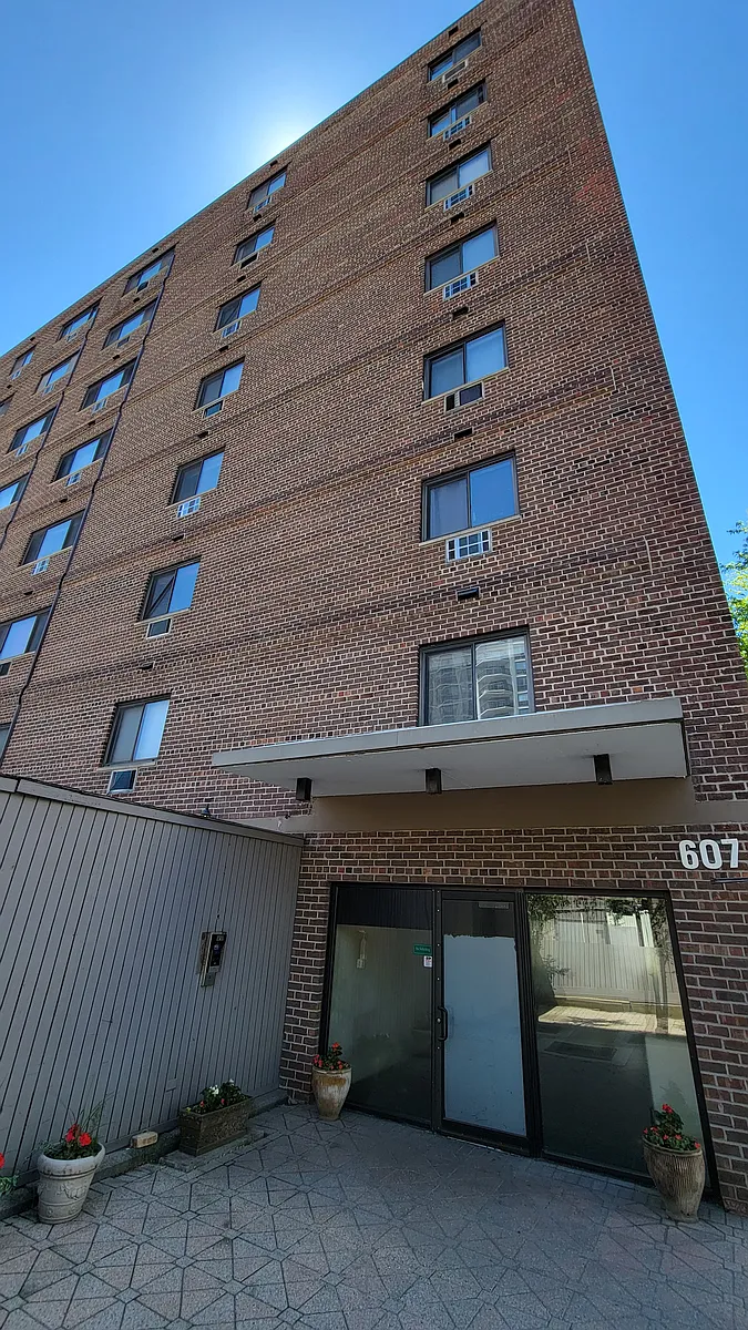 Building Photo - 607 W Wrightwood Ave #805
