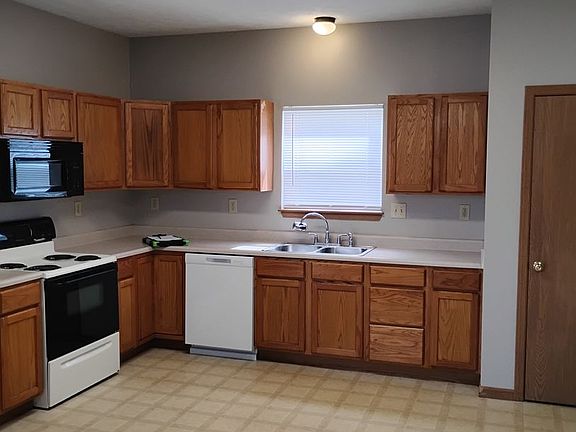 3rd image of 3296 Hopkins Dr