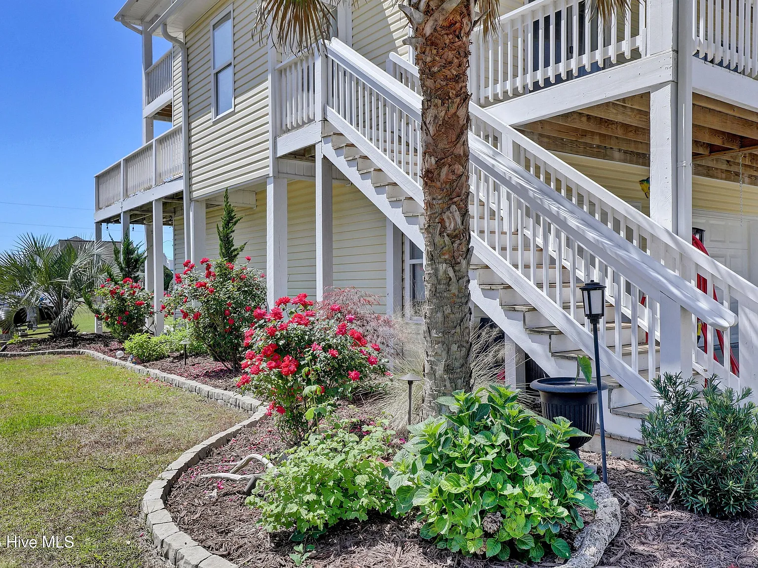 3 bed, 3.0 bath, 1617 sqft, $2,500 — Photo 2