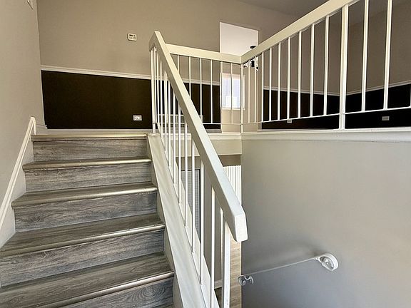 4th image of 133 Deerpath Rd