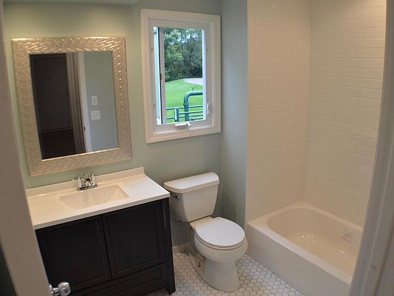 Bath w/ tile floor & bath surround