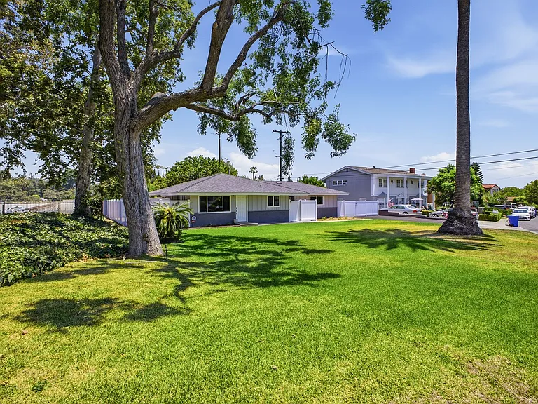 1076 El Campo Dr — Photo 13
