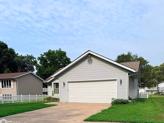 3rd image of 211 Crescent Ln