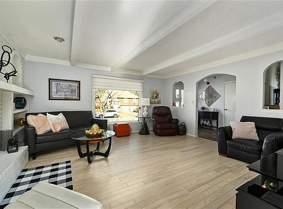 3rd image of 2928 Sweet Briar Dr