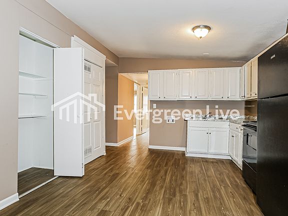 3rd image of 29 N Meadowcliff Dr