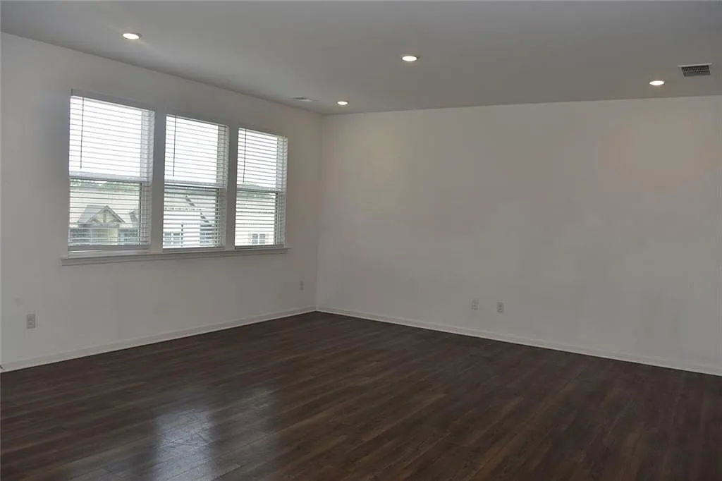 3 bed, 2.5 bath, 1854 sqft, $1,900 — Photo 3