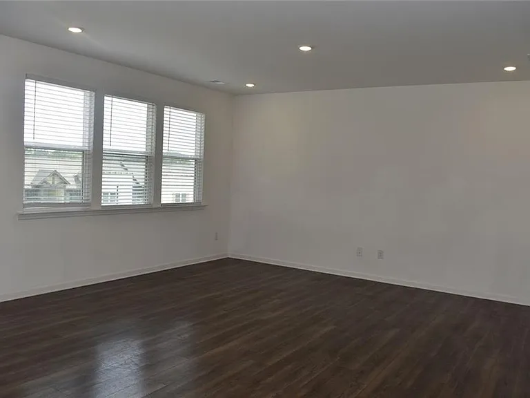 190 Mission Blvd — Photo 3