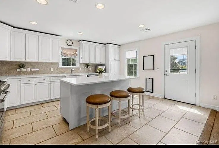 Syosset Cir, Syosset — Photo 1