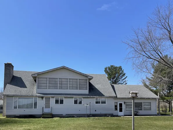 8703 Bayview Rd, Onekama, MI 49675