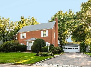 55 Rose Ave, Great Neck, NY 11021