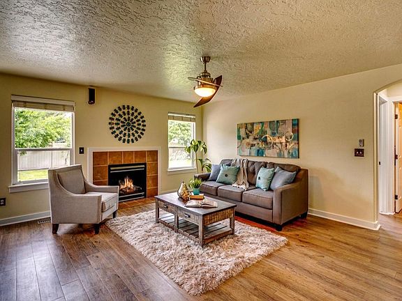 Main Living Room w/ Gas Fireplace