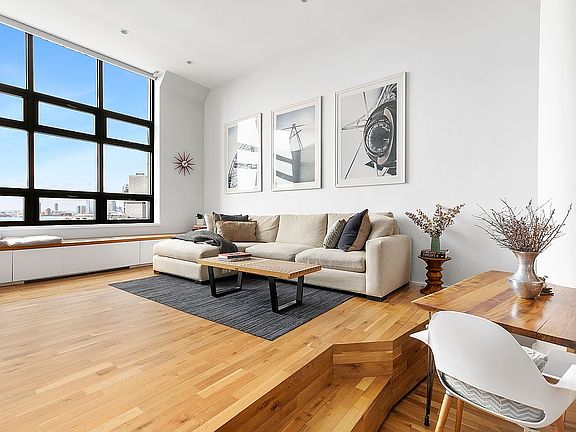 4th image of 360 Furman St APT 638