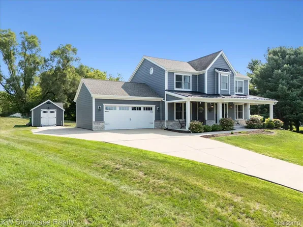 8857 Meadow Farm Dr, Brighton, MI 48116