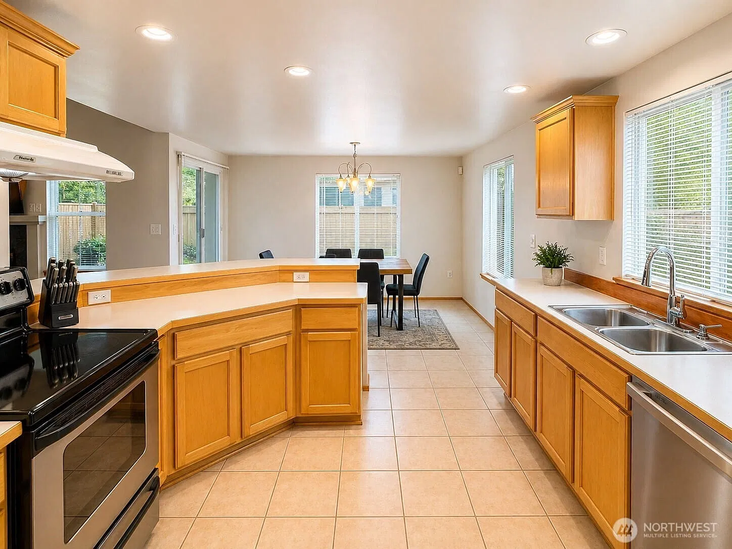 4 bed, 2.5 bath, 1770 sqft, $3,800 — Photo 4