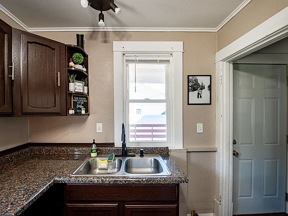 3rd image of 904 S Oak Ave