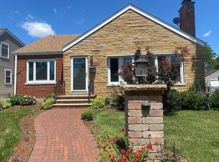 1034 E Algonquin Rd, Des Plaines, IL 60016