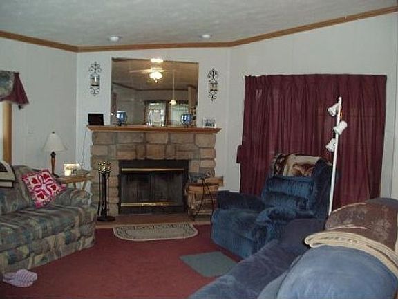 3rd image of 220 Willow Cir