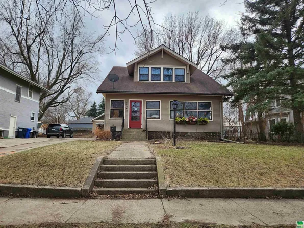 1104 8th St, Sheldon, IA 51201