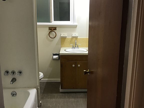 4th image of 4105 NW Kennedy Dr APT 1