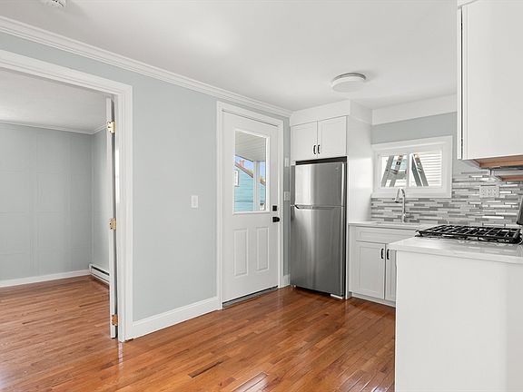 4th image of 141 Prospect St