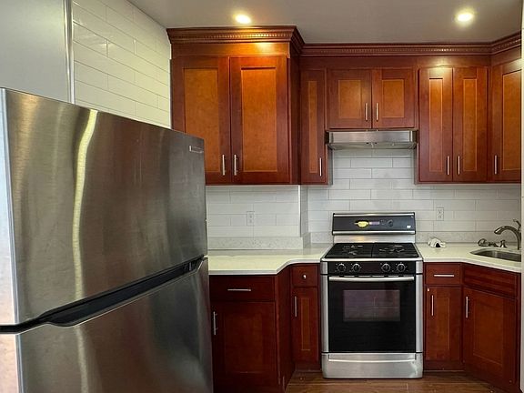 2nd image of 447 6th St #3