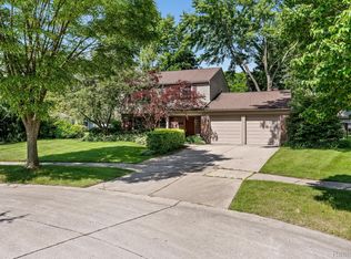 2341 London Ct, Troy, MI 48085