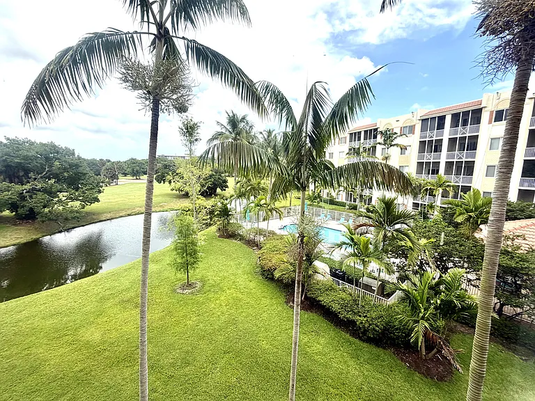 3600 Oaks Clubhouse Dr #309 — Photo 3