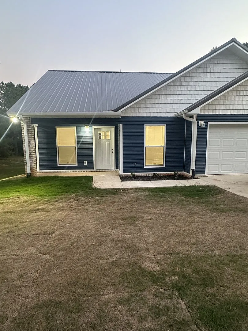 3 Bed 2 Bath House On An Acre Of Land! Pet Friendly! — Photo 1