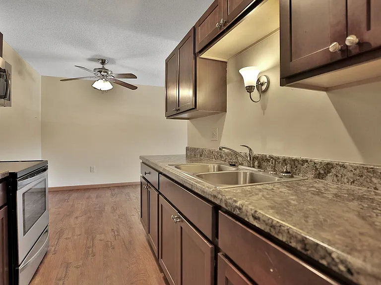 Oakridge Apartments — Photo 10
