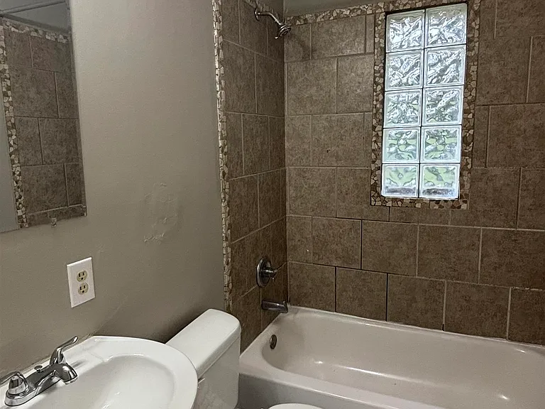 899 Chatwood St — Photo 4