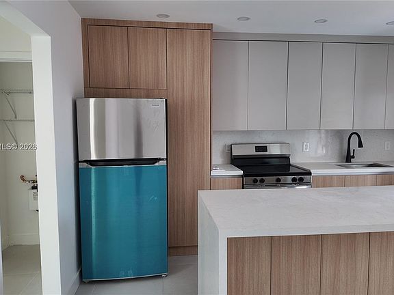 3rd image of 550 SW 10th St APT 7