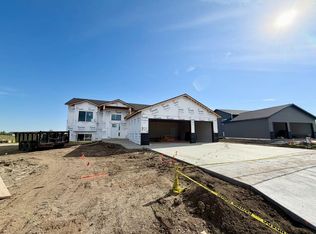 155 Mulberry Loop NE, Minot, ND 58703