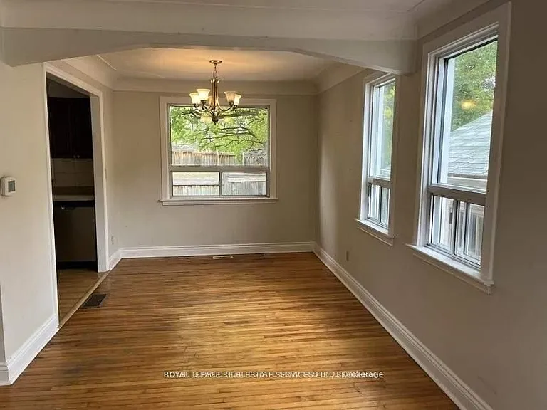 235 Lakeshore Rd W — Photo 8