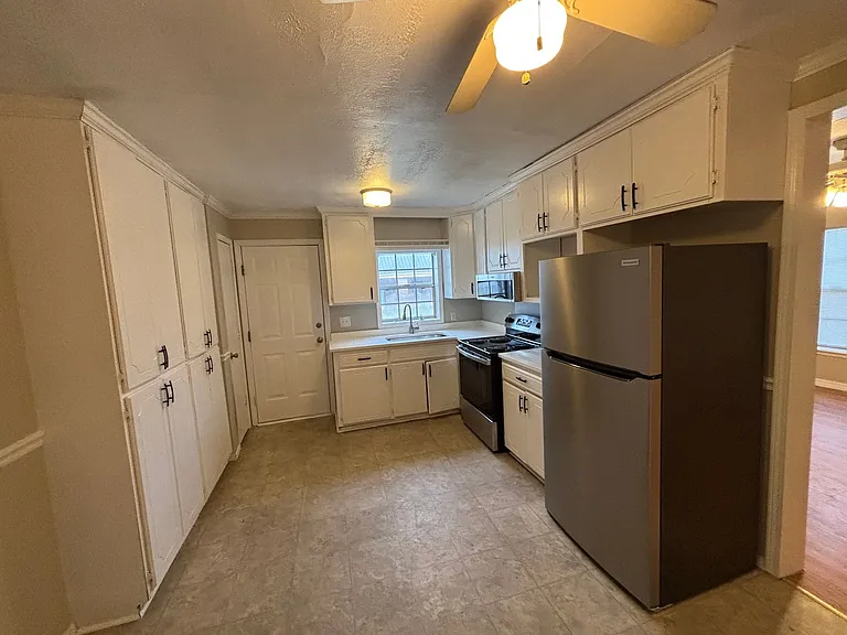 1015 N El Paso Ave — Photo 3