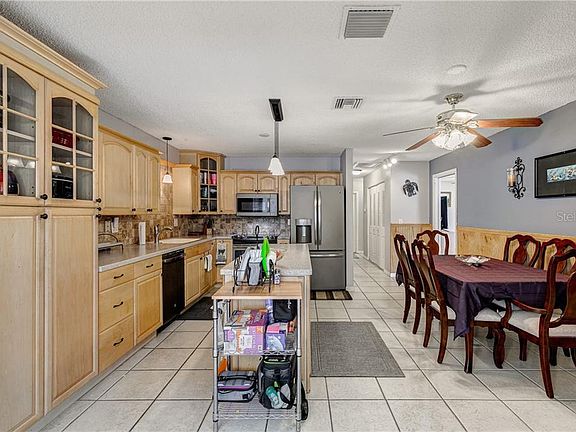 5th image of 2384 Warwick Dr