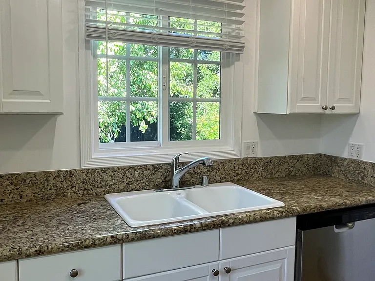 KITCHEN W/ NEW CABINETS