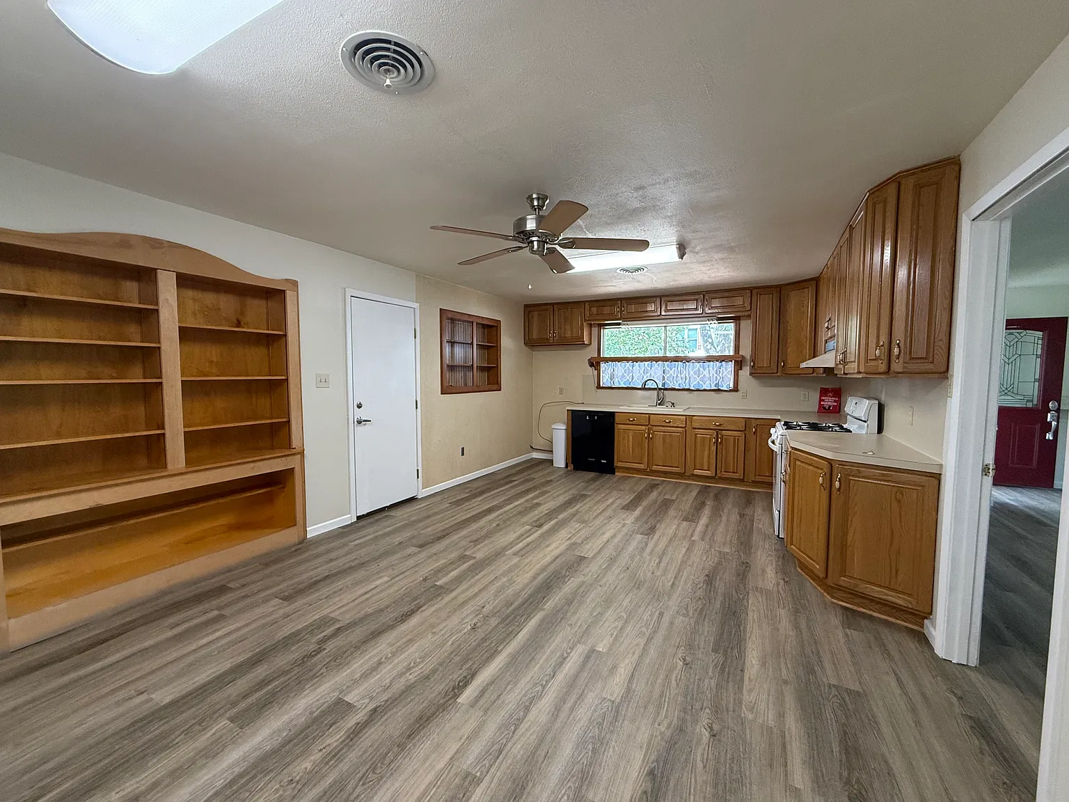 3 bed, 1266 sqft, $2,600 — Photo 3
